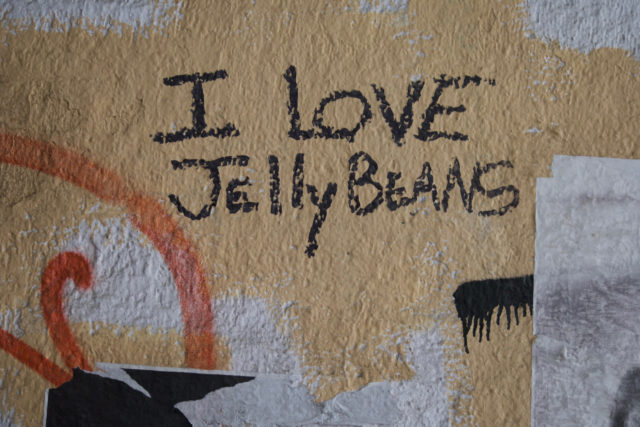 Graffiti that says "I love jellybeans"